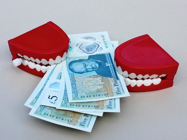 Zobu protēzes, kuras ieķērās naudas banknotēs