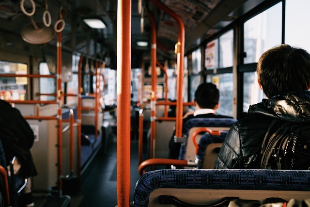 Attēls ar pasažieriem autobusā.