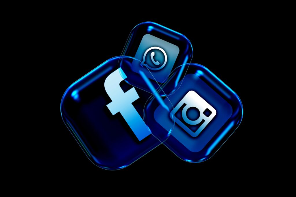 Attēls ar Facebook, Instagram un WhatsApp pogām