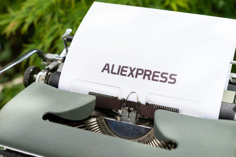 Rakstammašīna, kurā ielikta lapa ar uzrakstu AliExpress